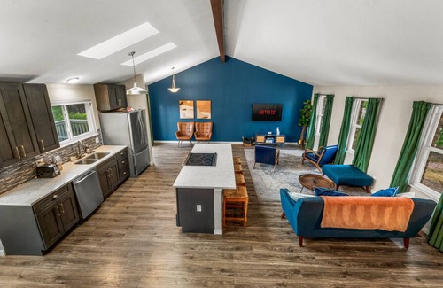 Arvada House | Modern 4BR Family Friendly Retreat W/Hot tub