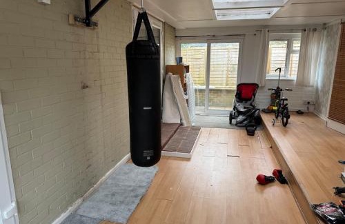 Crawley House | Modern 4BR House with Parking, 8 Mins to Gatwick Airport