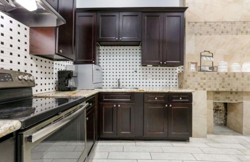 Faubourg Lafayette Apartment | Modern 4BR Living in Downtown NOLA