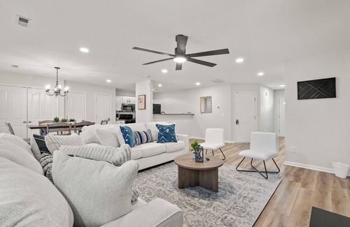Paw Creek House | Modern 4BR Oasis - Near Airport & Uptown