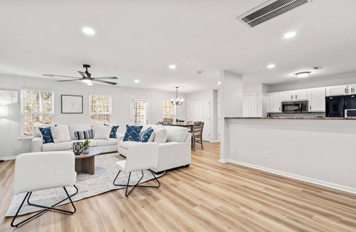 Paw Creek House | Modern 4BR Oasis - Near Airport & Uptown