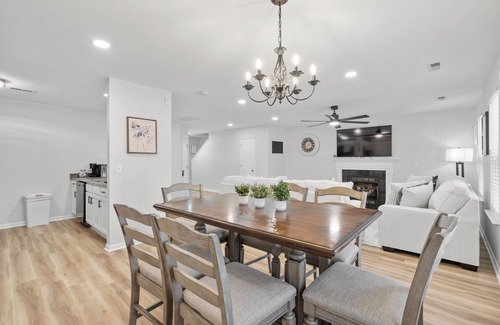 Paw Creek House | Modern 4BR Oasis - Near Airport & Uptown