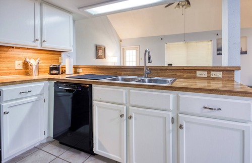 Flour Bluff House | Modern 4BR Oasis Near Corpus Christi Beach