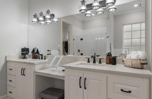 Irving House | Modern 4BR Retreat, Hot Tub, Game Room near DFW