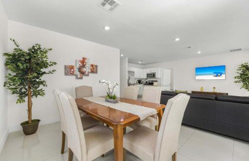 Coral Way House | Modern 4BR Retreat with Private Pool - Near Brickell
