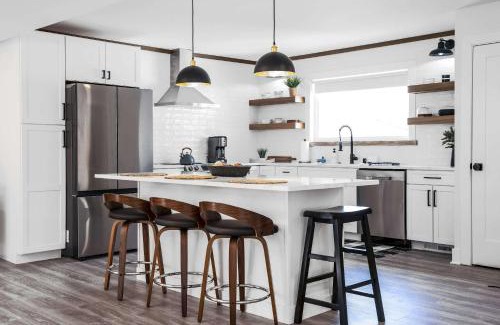 Como House | Modern 5 BDR Retreat - Game Room Fire Pit Creek