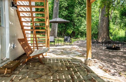 Como House | Modern 5 BDR Retreat - Game Room Fire Pit Creek