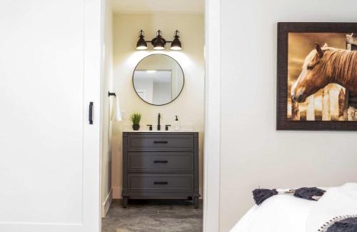 Como House | Modern 5 BDR Retreat - Game Room Fire Pit Creek