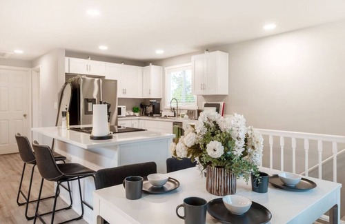 Bryn Mawr-Skyway House | Modern 5BR 3BA Remodeled Home with BBQ & Backyard