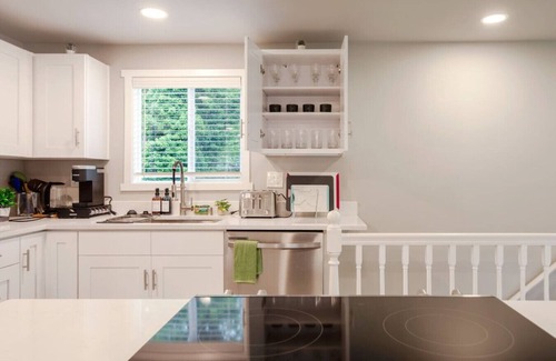 Bryn Mawr-Skyway House | Modern 5BR 3BA Remodeled Home with BBQ & Backyard