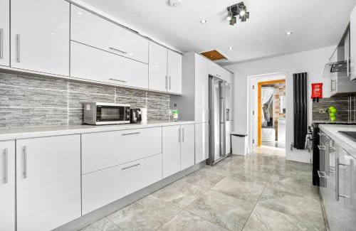 Birmingham House | Modern 6-Bedroom Home - Sleeps 12 - Parking - Garden 568P