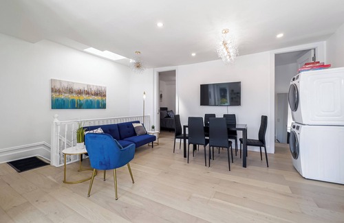 Crown Heights House | Modern 6 Bedroom, Private Patios-2 Min to train-sleeps 12