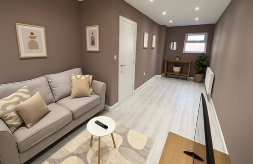 Northampton House | Modern 6-Person Home | Ideal for Contractors & Families + Free Parking