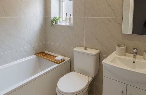 Northampton House | Modern 6-Person Home | Ideal for Contractors & Families + Free Parking