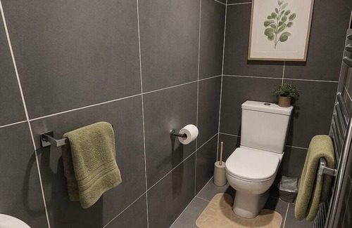 Northampton House | Modern 6-Person Home | Ideal for Contractors & Families + Free Parking