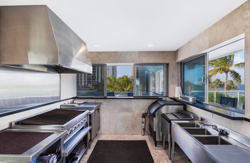 Birch Park Finger Streets House | Modern 7,000 SF Beachfront Estate w/Roof Deck
