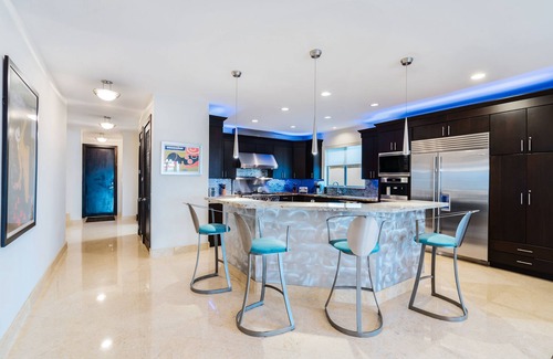Birch Park Finger Streets House | Modern 7,000 SF Beachfront Estate w/Roof Deck