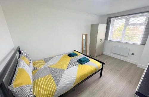 Ravensbury House | Modern 8 bedroom House in South London