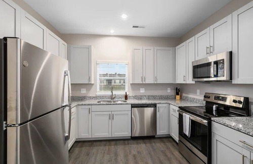 Grandville Apartment | Modern 8BR 8BA Condo w Garage and Patio
