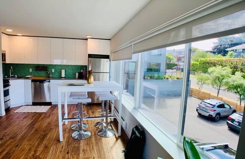 Queen Anne Apartment | Modern, airy and bright, this private apartment sits on the top of Queen Anne hill.