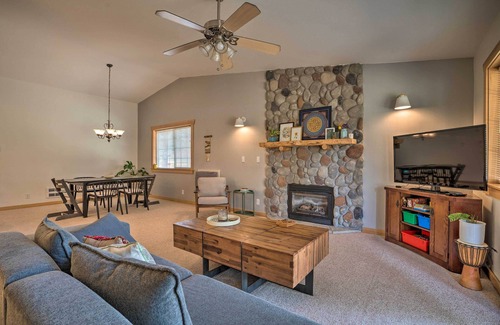 Winthrop Condo | Modern Alpine Condo w/ Fireplace Near Ski Trails!