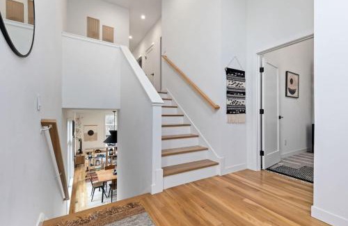 Downtown House | Modern Amenities Downtown - Raleigh Craftsman