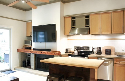 Historic Downtown Savannah House | Modern Amenities in Historic Gaston St. Home w/Courtyard by Lucky Savannah