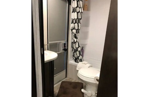 Chico House | Modern and Affordable 2019 Pop-Out 33 Foot Trailer
