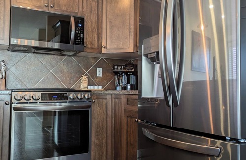 East Kootenay Apartment | Modern and Bright 2BDR/2BR Condo with Mountain Views