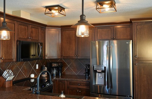 East Kootenay Apartment | Modern and Bright 2BDR/2BR Condo with Mountain Views