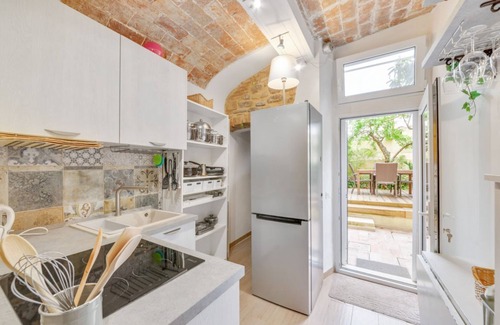 Santo Spirito Apartment | Modern and bright 45 sqm apartment with private patio, perfect for 4 people, located on the ground floor of a period building in good condition. The property is located in Oltrarno district, an extremely quiet and relaxing area, but at the same time very
