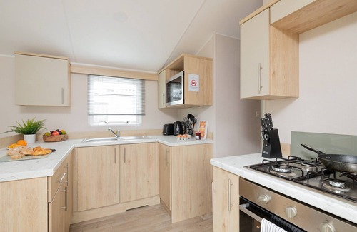 Tiddington House | Modern and comfortable 2-bedroom caravan with one double and one twin.