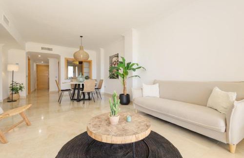 New Golden Mile Apartment | Modern and luxurious holiday home with sea views in Benahavís