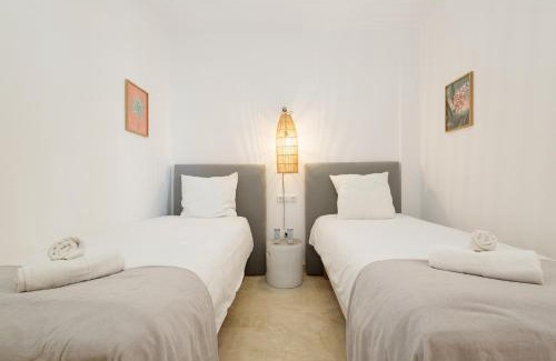 New Golden Mile Apartment | Modern and luxurious holiday home with sea views in Benahavís