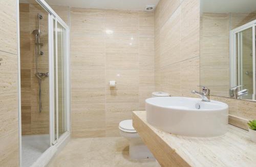New Golden Mile Apartment | Modern and luxurious holiday home with sea views in Benahavís