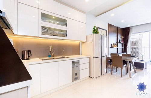 Phu Nhuan Apartment | Modern and Luxury 2Brs Apt w/Free Gym & Pool, 2km from TSN airport