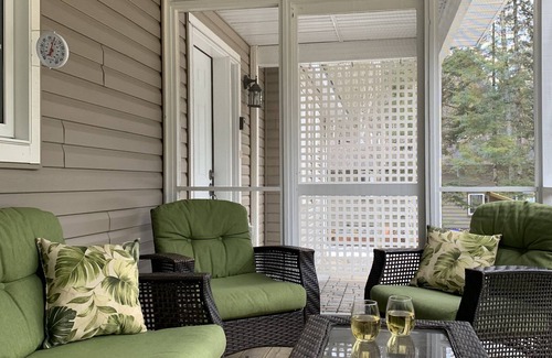 Huntsville Cottage | Modern and newly furnished 4 season cottage retreat