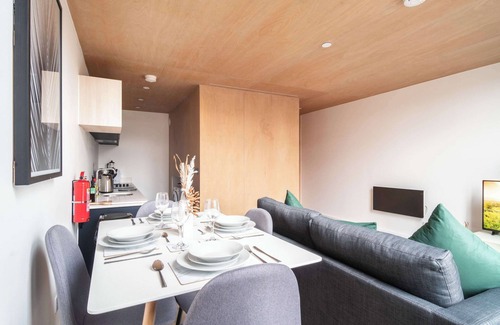 Old Trafford Apartment | Modern and Quirky 2 Bed Flat in Manchester