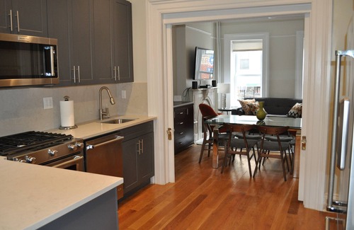 Williamsburg House | Modern and renovated, three-story townhouse in Williamsburg - prime location