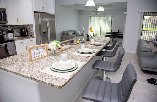Trafalgar House | Modern and Serene Spacious Getaway with Canal View