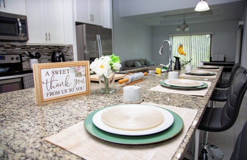 Trafalgar House | Modern and Serene Spacious Getaway with Canal View