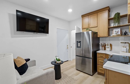 Hanford Apartment | Modern and Sleek Getaway