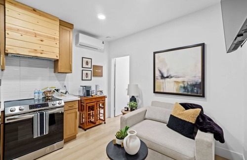Hanford Apartment | Modern and Sleek Getaway