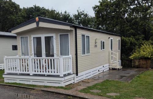 New Forest District Resort | Modern and spacious holiday home at AWARD WINNING SHOREFIELD COUNTRY PARK ENTERTAINMENT PASSES INCLUDED DOG FRIENDLY!