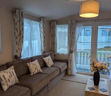 New Forest District Resort | Modern and spacious holiday home at AWARD WINNING SHOREFIELD COUNTRY PARK ENTERTAINMENT PASSES INCLUDED DOG FRIENDLY!