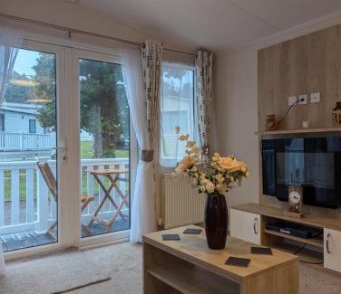 New Forest District Resort | Modern and spacious holiday home at AWARD WINNING SHOREFIELD COUNTRY PARK ENTERTAINMENT PASSES INCLUDED DOG FRIENDLY!