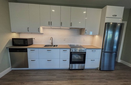 Victoria Apartment | Modern and spacious hilltop suite close to all amenities.