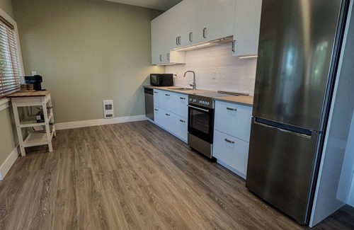 Victoria Apartment | Modern and spacious hilltop suite close to all amenities.