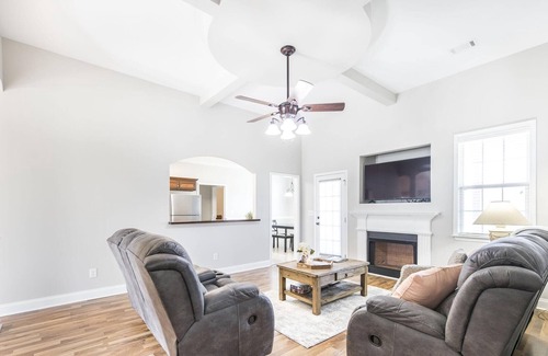 Kathleen House | Modern and Spacious Home near Robins AFB