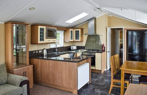Arnold House | Modern and spacious holiday home with double and twin room.